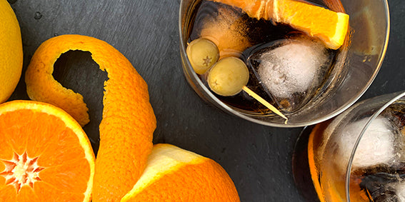Vermut rojo Templat con hielo, corteza de naranja y doble aceituna