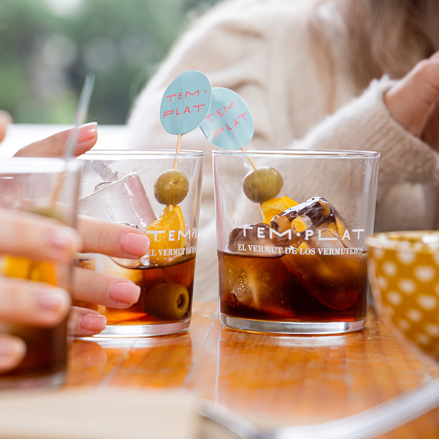 vermut servido con naranja y aceituna