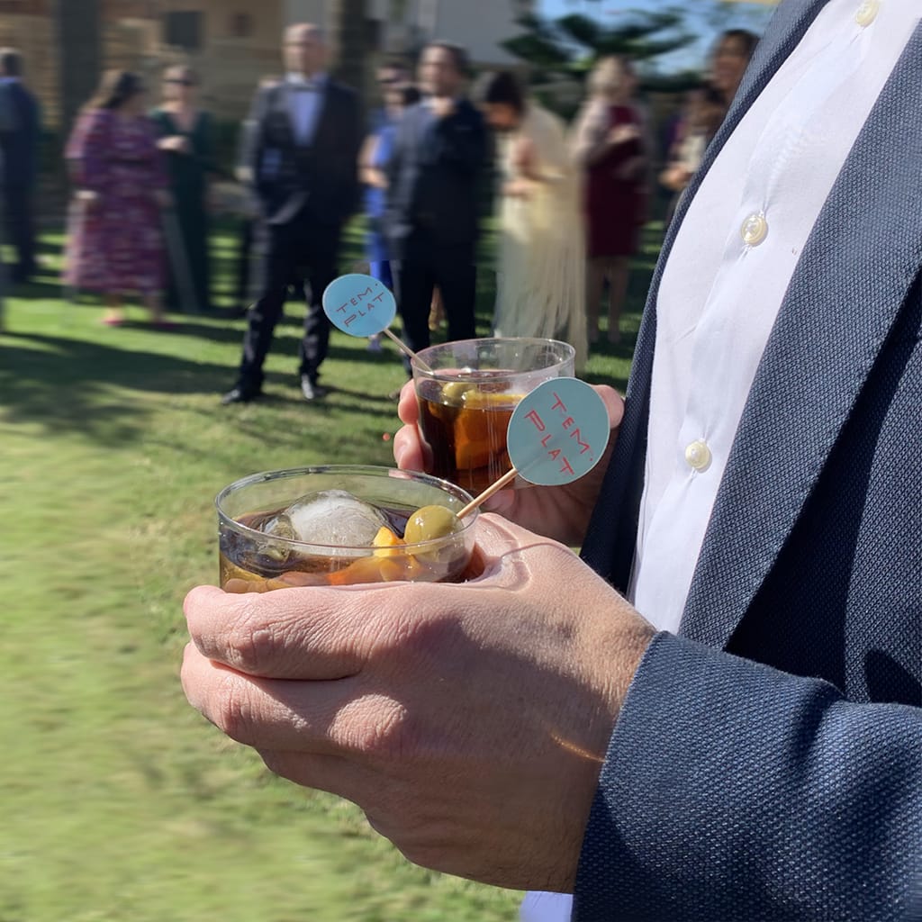 vermut templat servido con palillos para cócteles