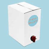 Bag in box de 5l de vermut Templat, caja blanca con logo y un grifo para servirlo. 