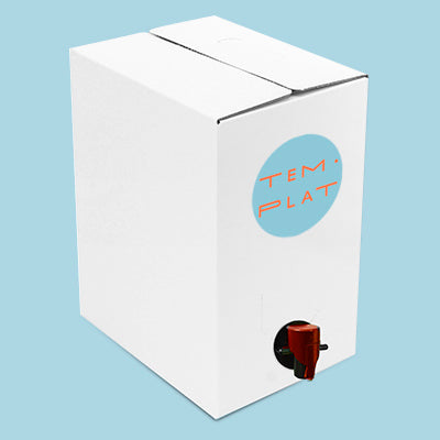 Bag in box de 5l de vermut Templat, caja blanca con logo y un grifo para servirlo. 