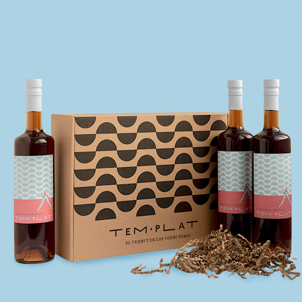 Packaging de cartón para tres botellas con tres botellas de vermut templat rojo delante a modo de presentación