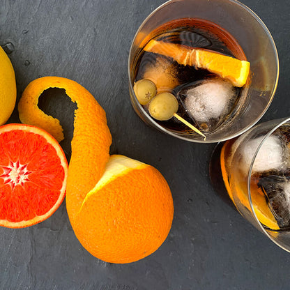 Vasos vermut con naranja, hielo y aceitunas; como recomendamos servir nuestro vermut artesano Templat